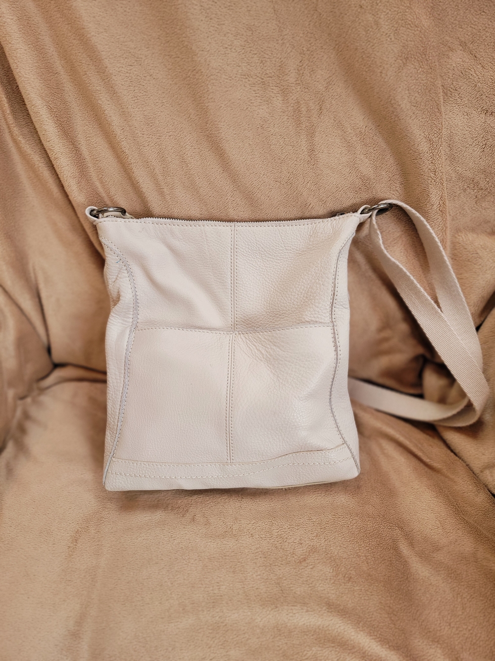 The SAK Light Beige Leather Crossbody Bag - Classic Everyday Style - Picture 3 of 4